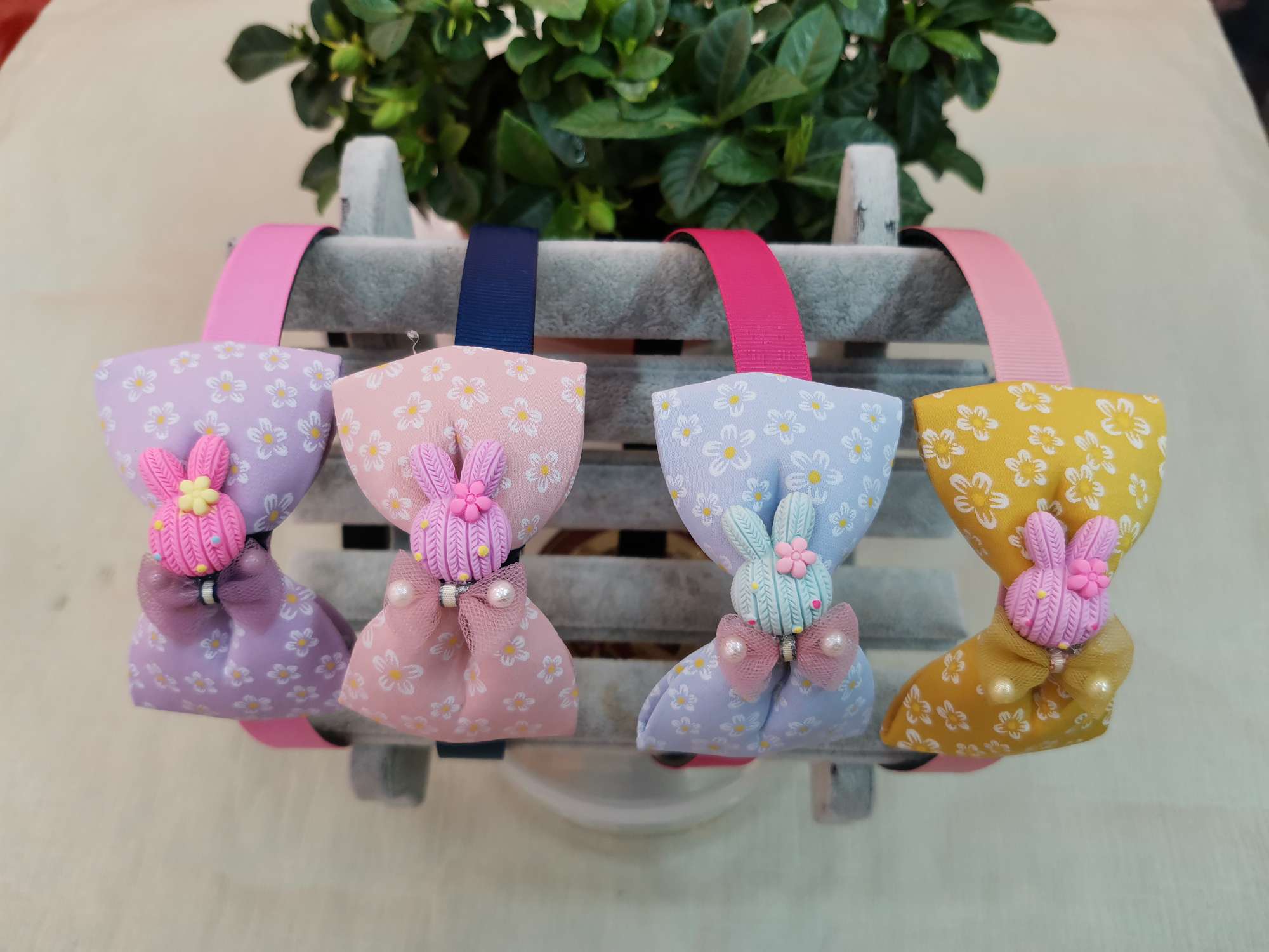 A new fashionable headband made of fabric for children, a daily hair binding and fixation accessory for girls, and a hair clip Specification image