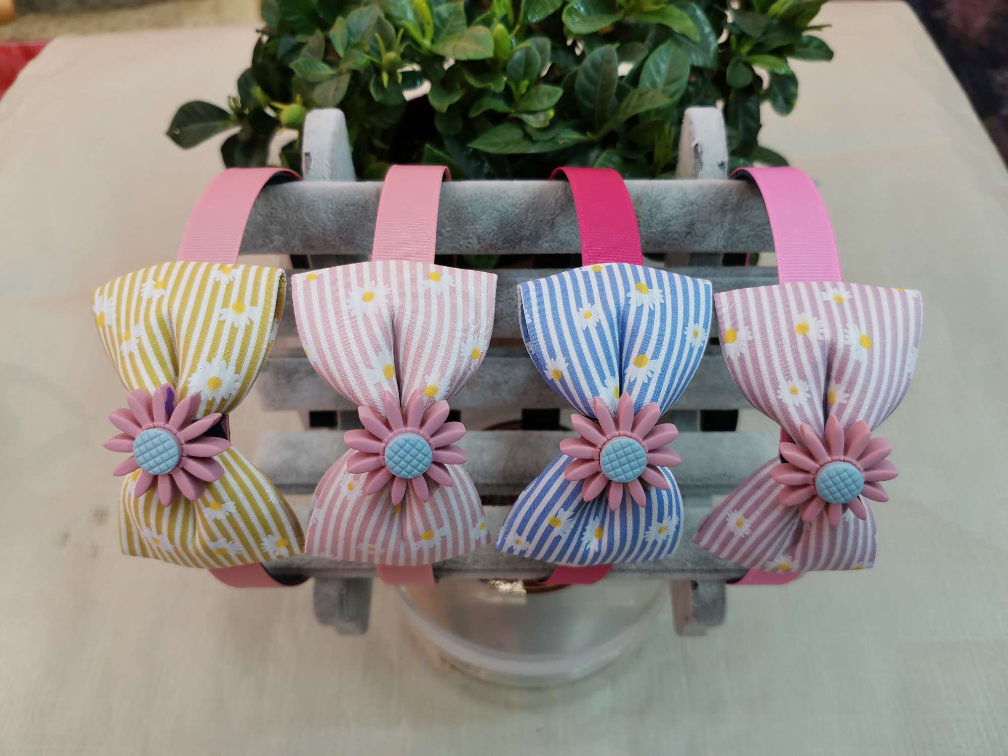 A new fashionable headband made of fabric for children, a daily hair binding and fixation accessory for girls, and a hair clip Item Picture