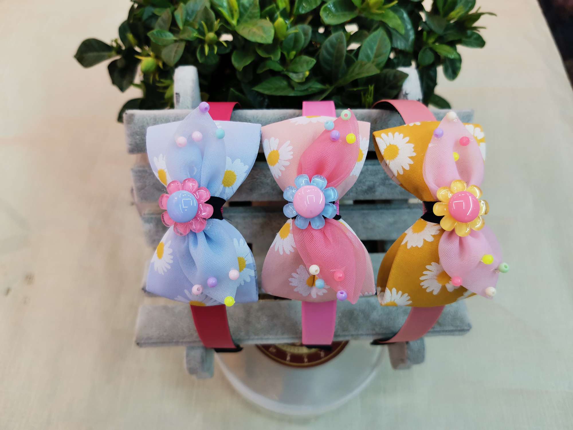 A new fashionable headband made of fabric for children, a daily hair binding and fixation accessory for girls, and a hair clip details Picture