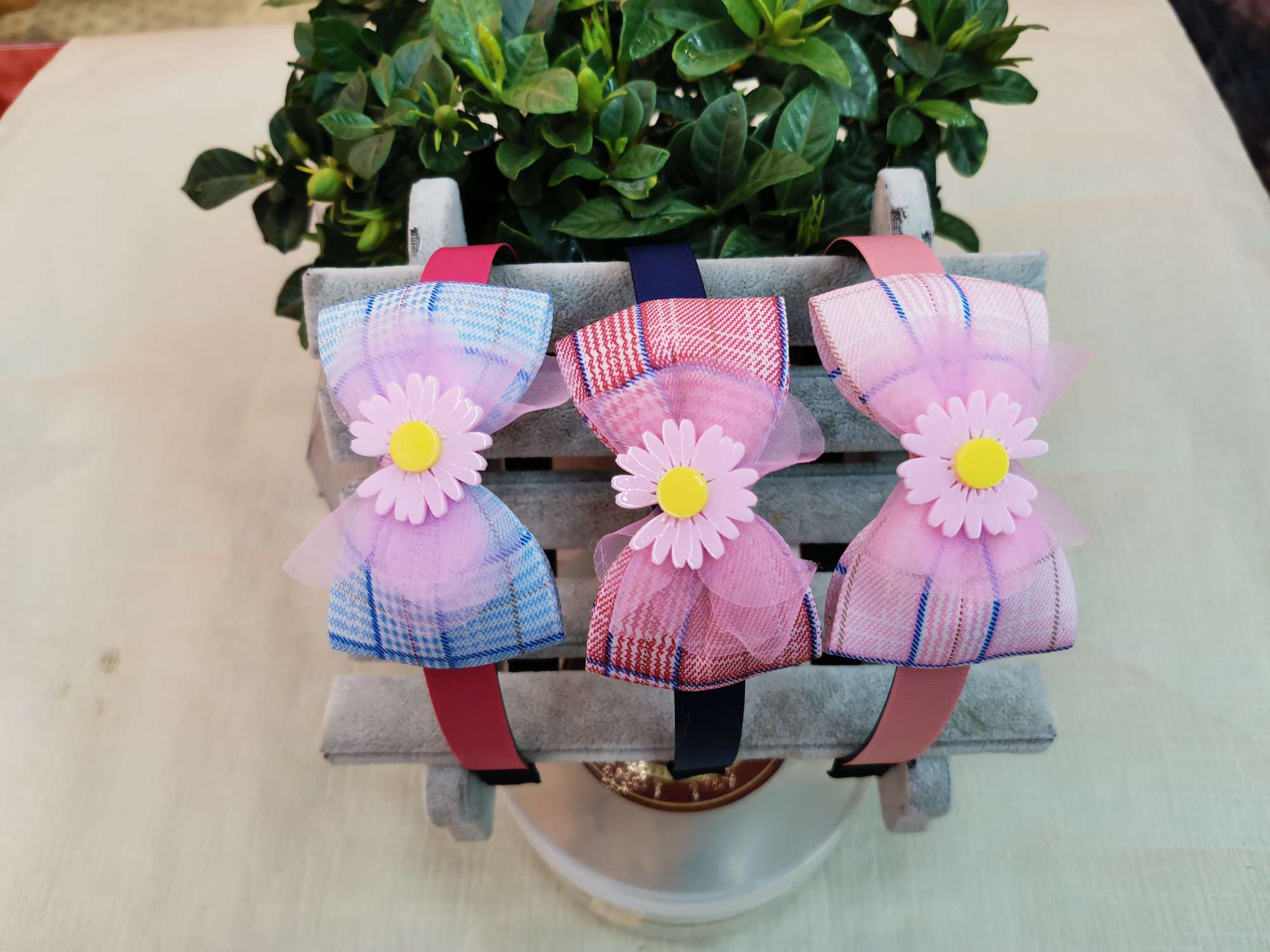 A new fashionable headband made of fabric for children, a daily hair binding and fixation accessory for girls, and a hair clip undefined