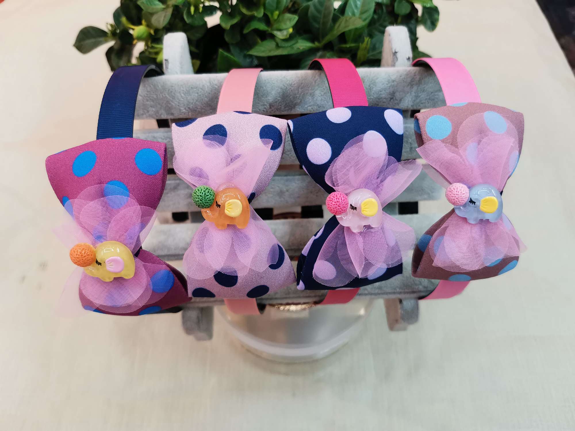 A new fashionable headband made of fabric for children, a daily hair binding and fixation accessory for girls, and a hair clip Application Scenario