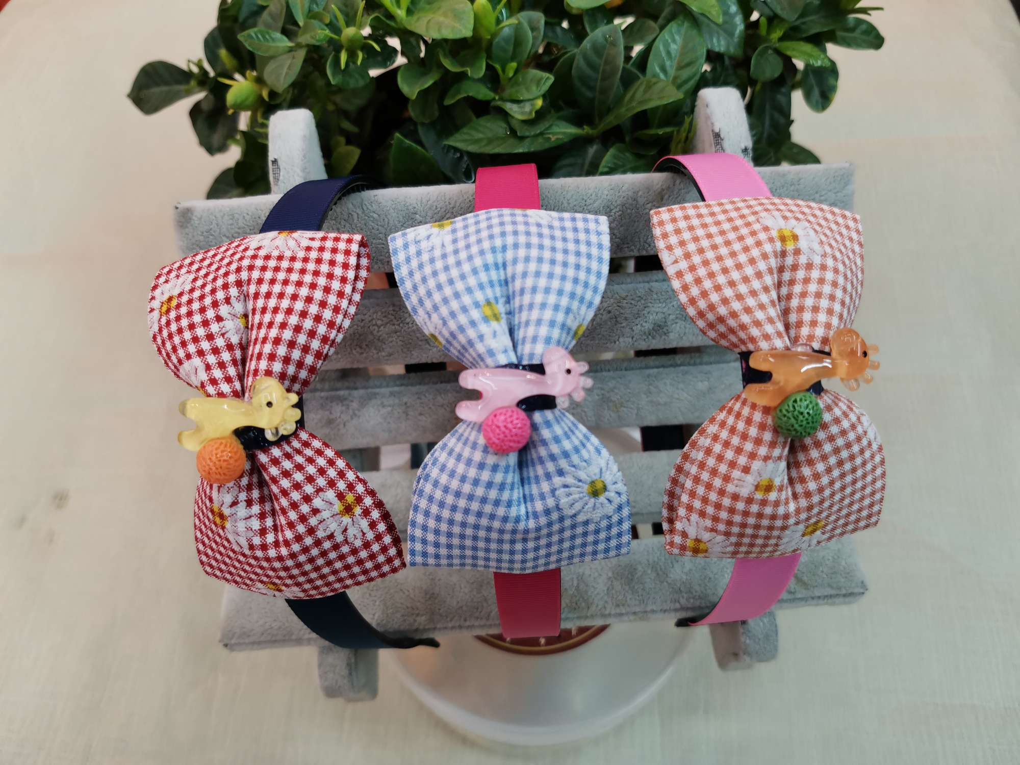 A new fashionable headband made of fabric for children, a daily hair binding and fixation accessory for girls, and a hair clip undefined
