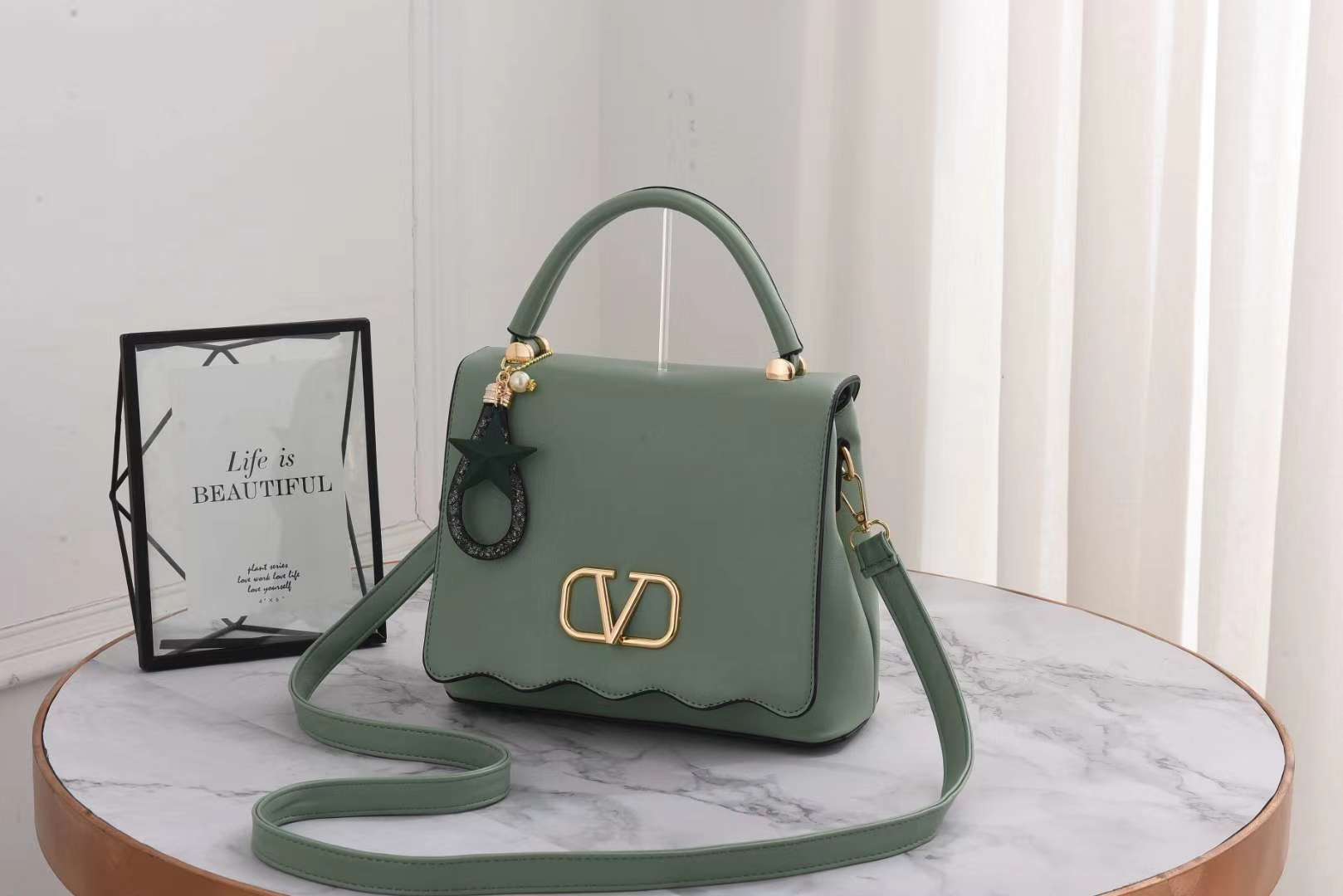 Custom-made new all-PU single-shoulder handbag letters for both domestic and export sales Application Scenario