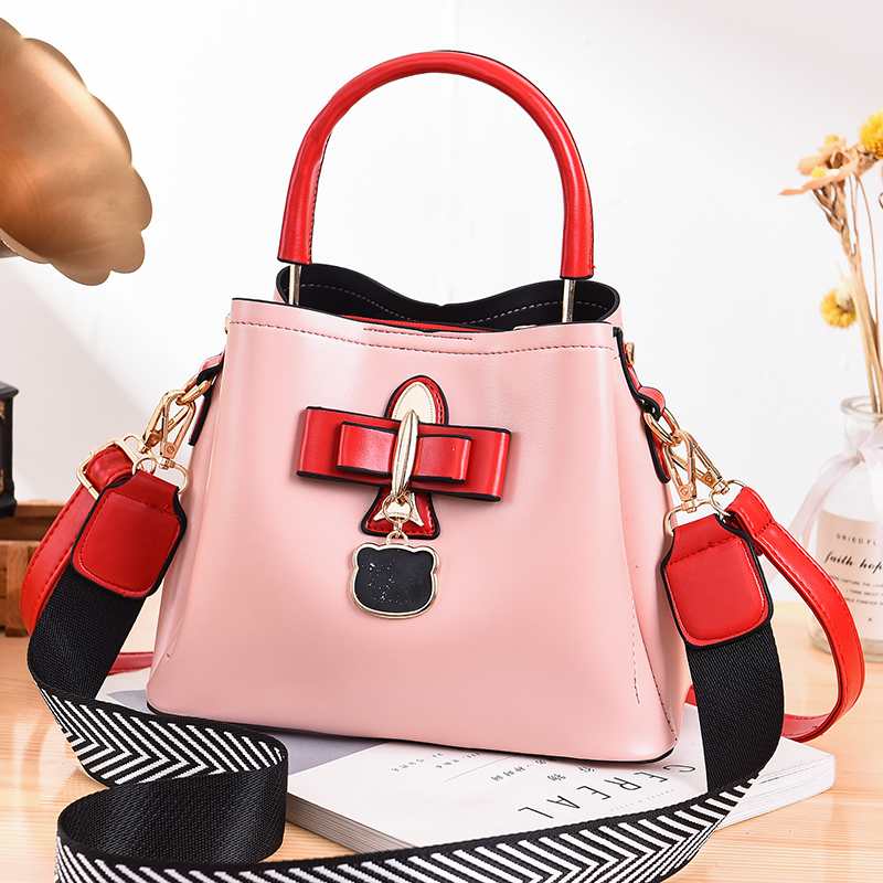 Custom-made new all-PU women's bags for export and domestic sales, with checkered bow bear pendants, can be carried diagonally over one shoulder Specification image