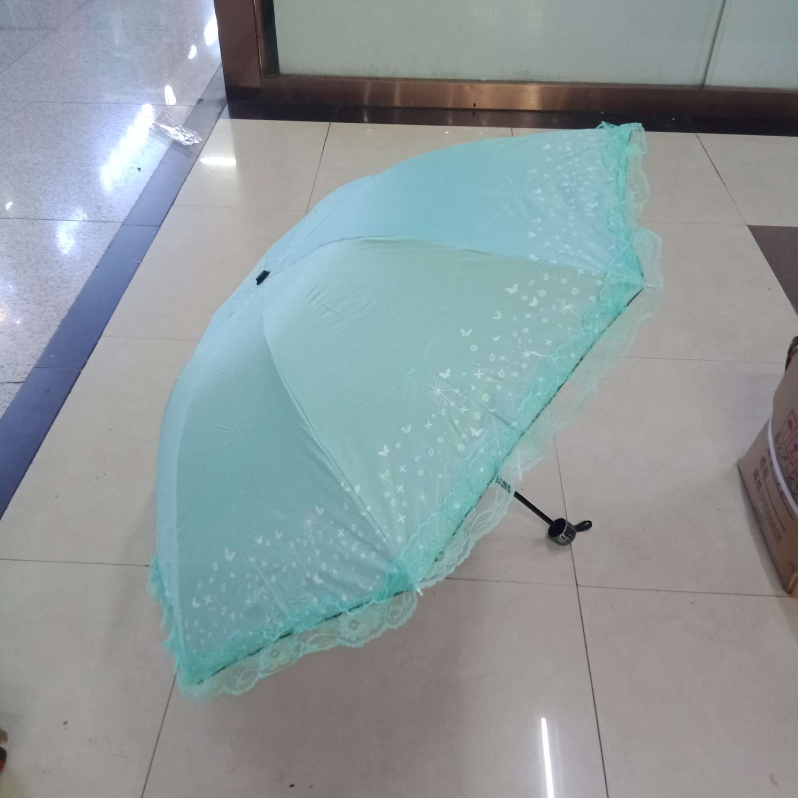 3915黑胶花边伞350产品图