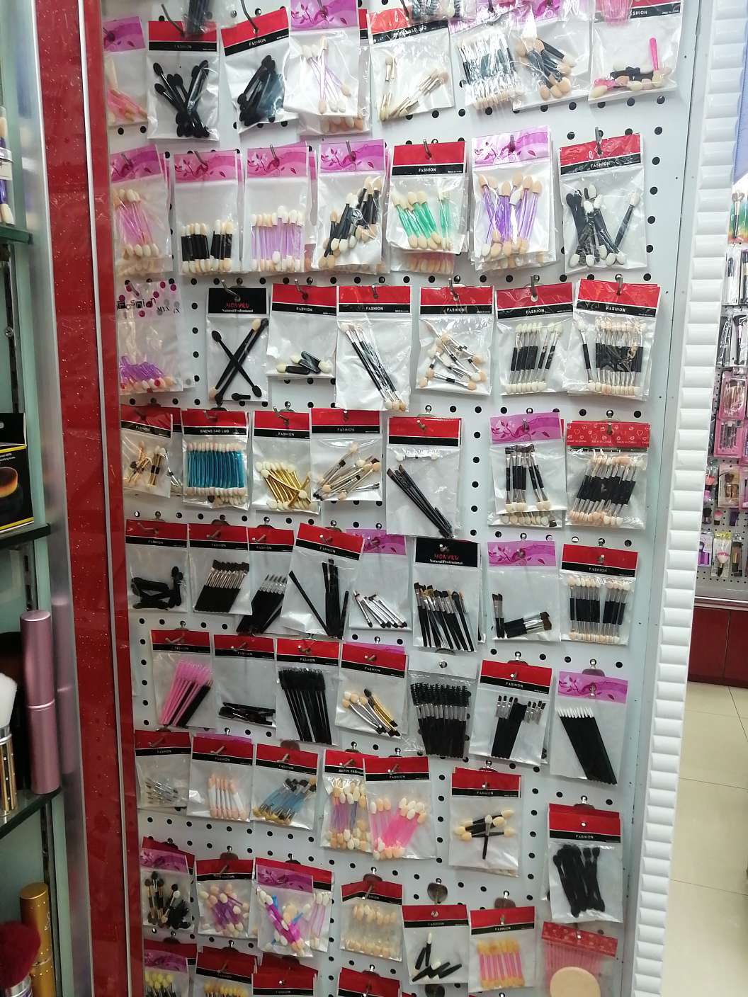 Make-up eye brush: lip brush, eyebrow brush, etc thumbnail