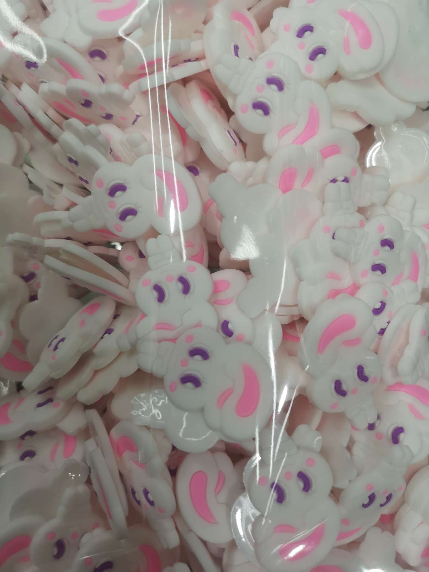 白色的兔子产品图