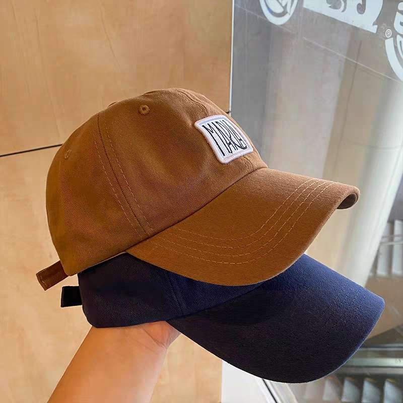 Simple Couple's Super Cool Baseball Cap Application Scenario