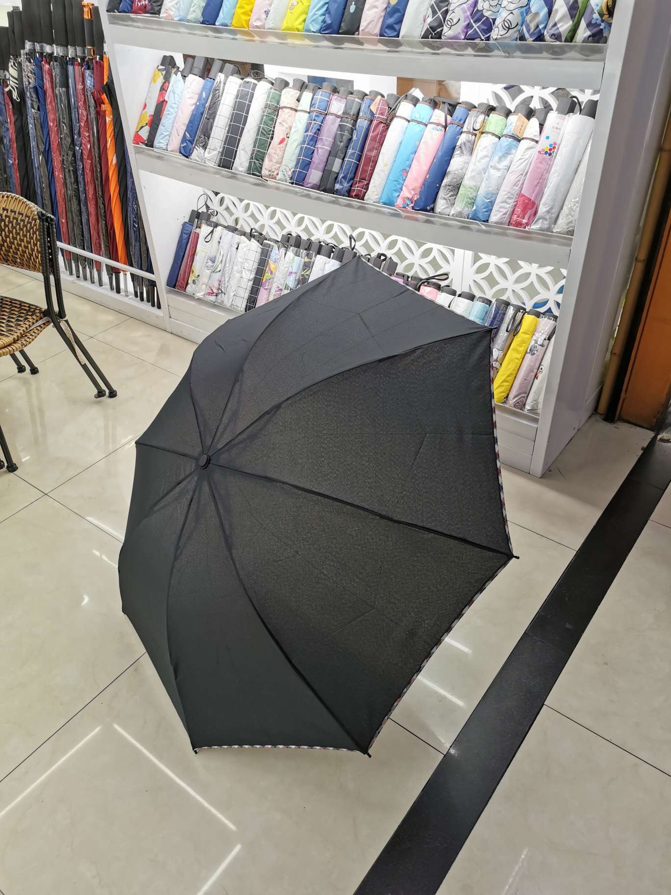 Factory direct sales of folding umbrellas, three-fold umbrellas, advertising umbrellas, and logos can be printed undefined