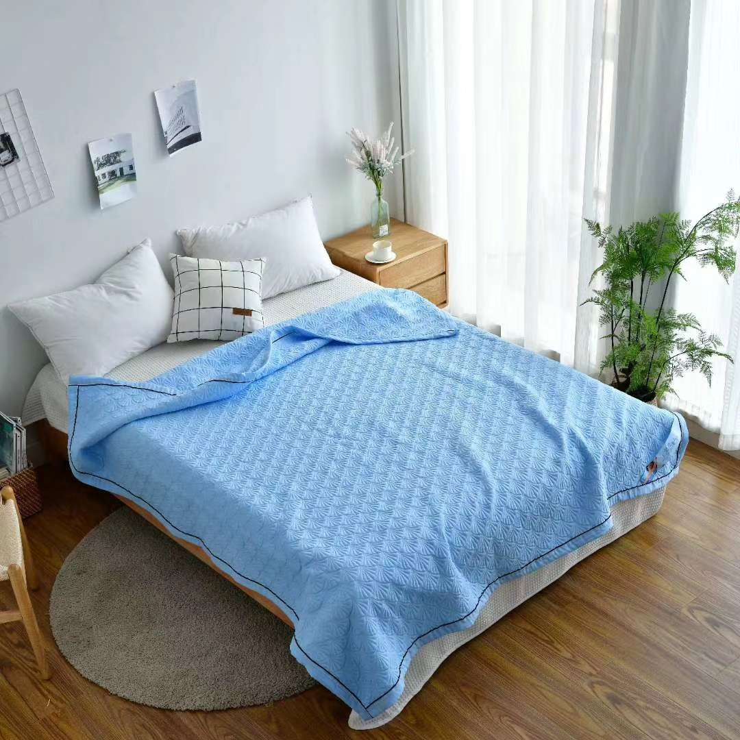 Quilted Washed Cotton Summer Quilt. Multifunctional Quilt Can Be Spread And Covered Application Scenario
