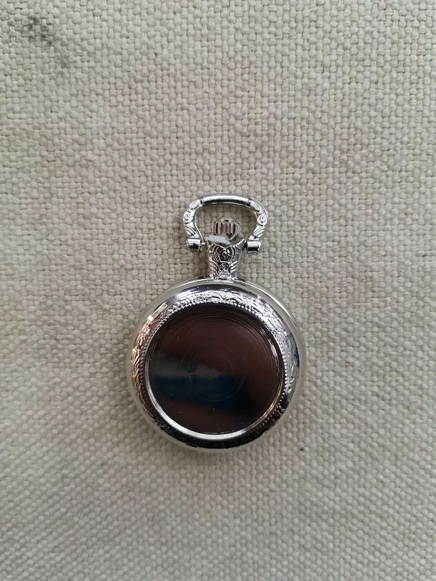 Wholesale of best-selling pocket watches from street stalls, including antique medium-sized quartz pocket watches with surface mount and antique copper vintage necklaces Application Scenario