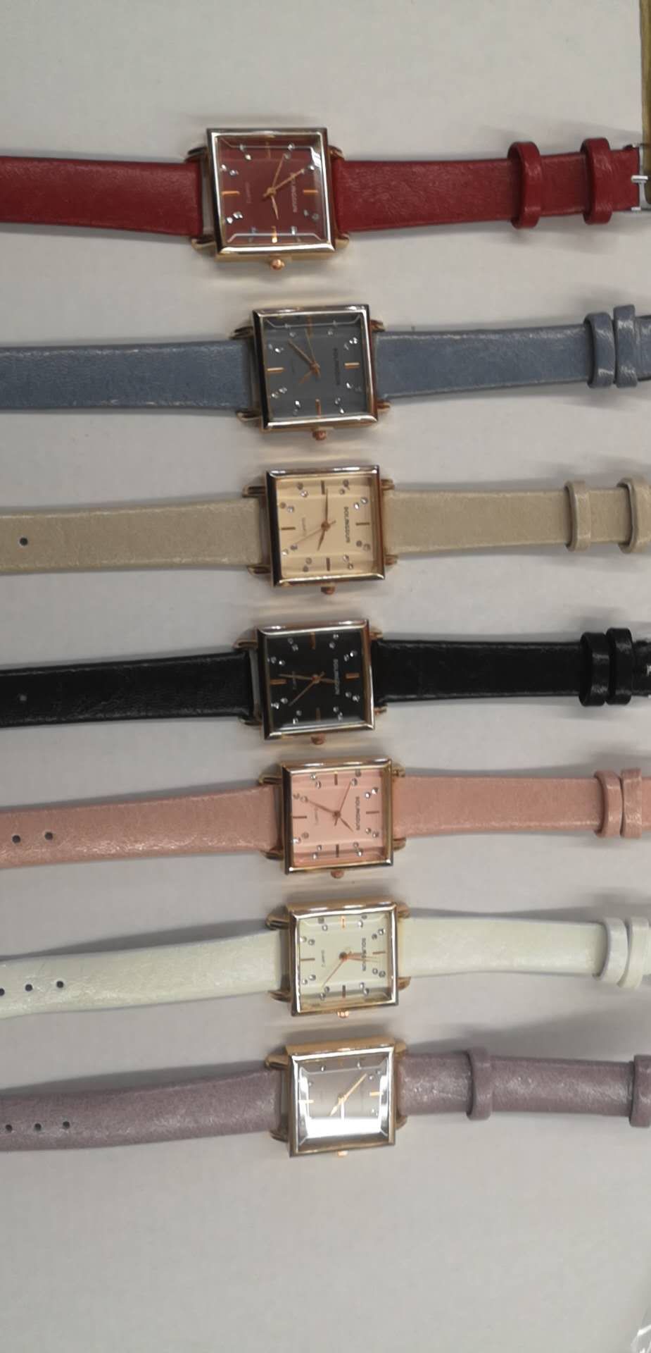 Reloj cuadrado con dial crescendo