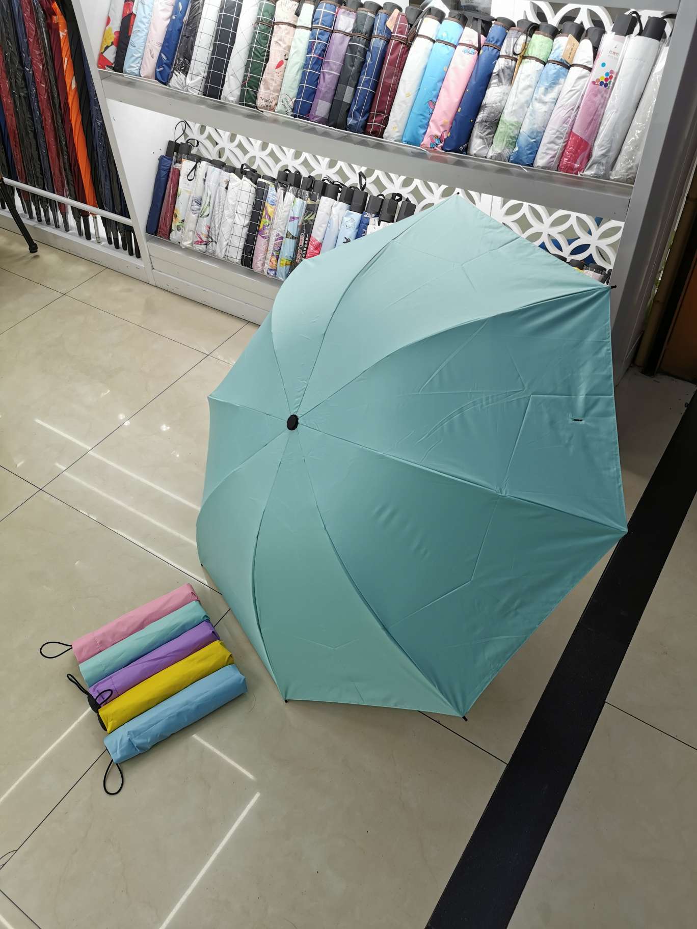 Factory direct sales of black rubber umbrellas, all-weather umbrellas, advertising umbrellas, and logos can be printed undefined