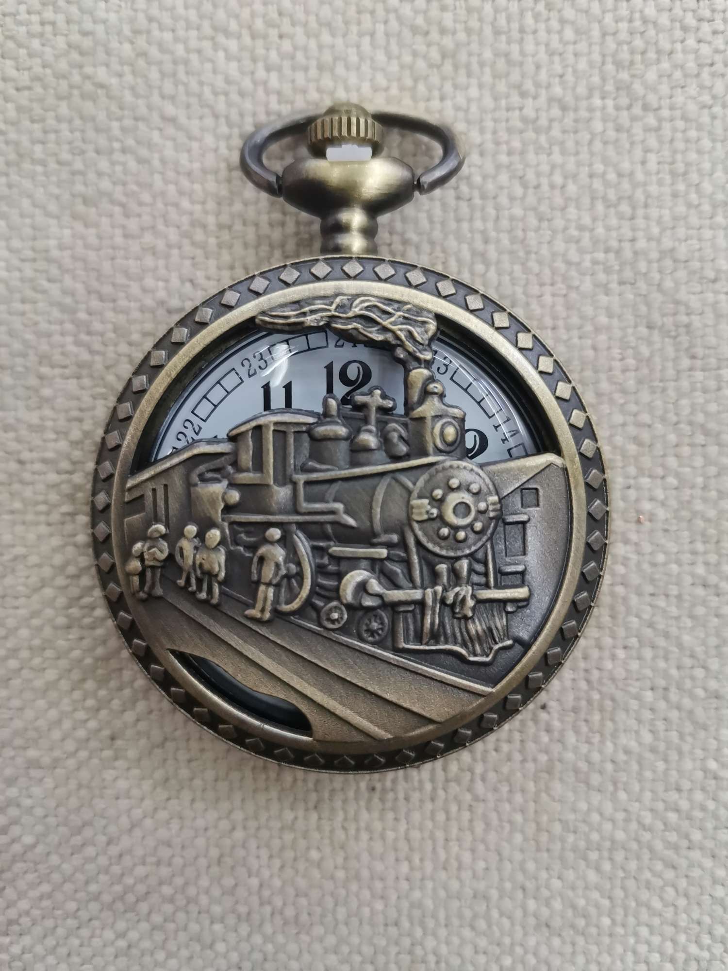 Wholesale of best-selling pocket watches from street stalls, including antique skeleton-shaped quartz pocket watches and antique bronze necklaces