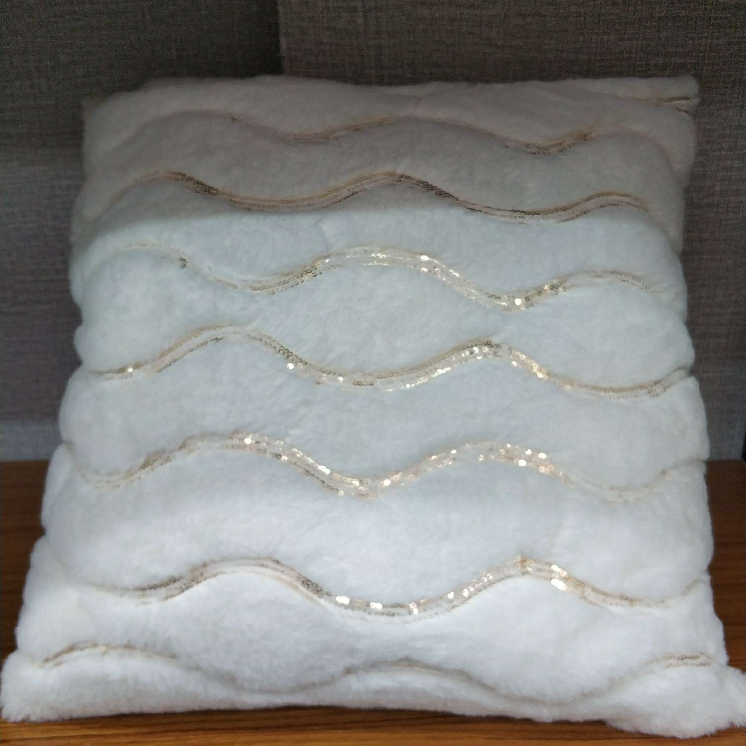 白色毛绒金丝抱枕