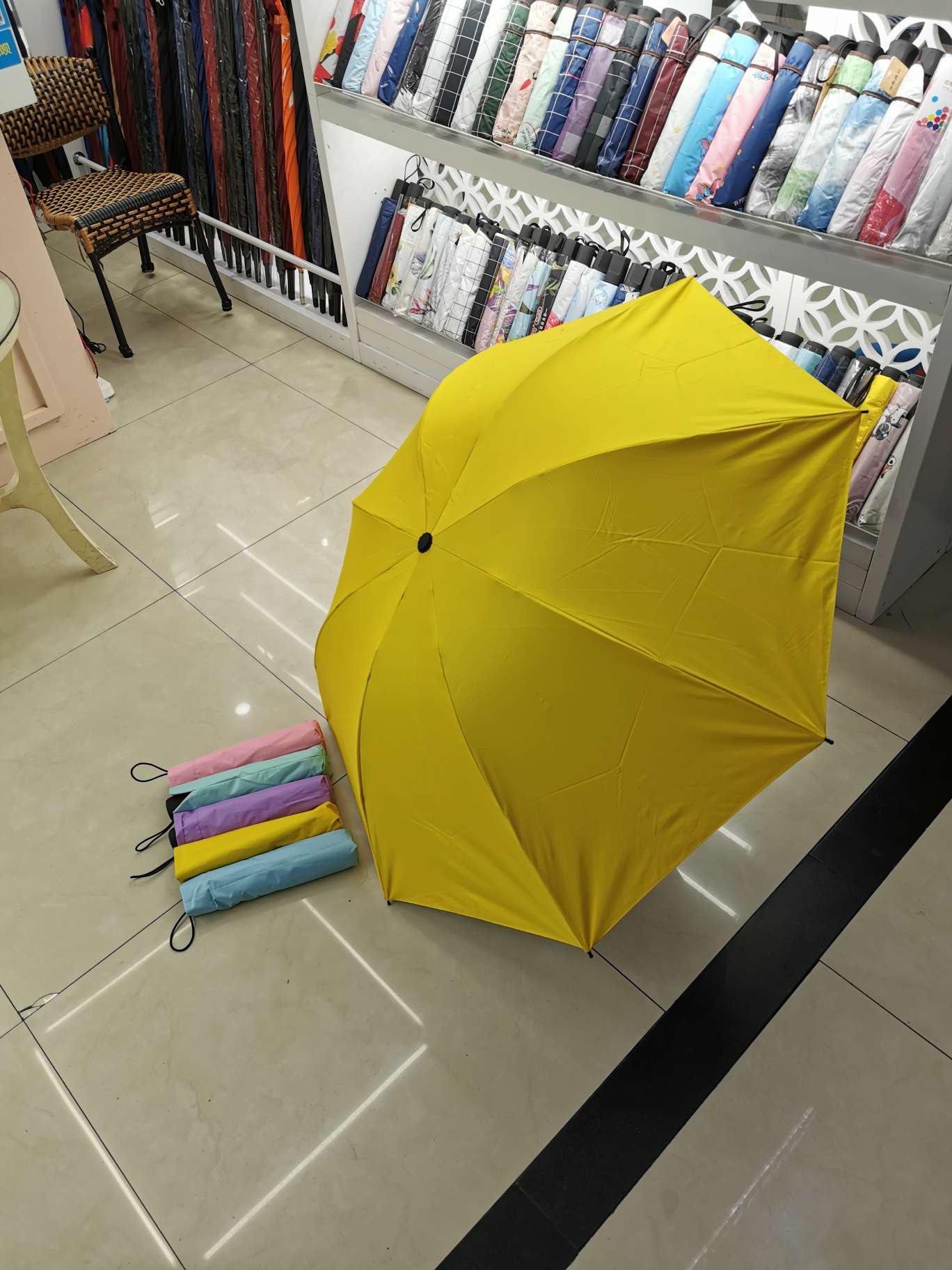 Factory direct sales of black rubber umbrellas, all-weather umbrellas, advertising umbrellas, and logos can be printed Item Picture