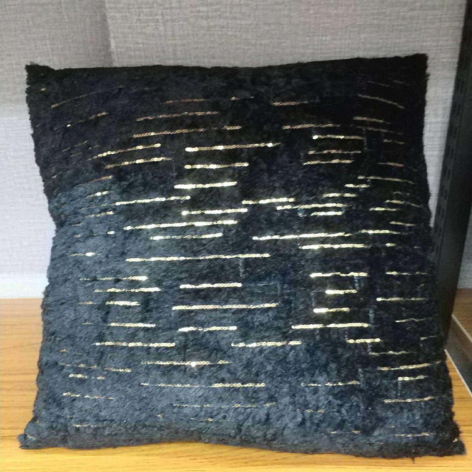 黑色毛绒金丝抱枕