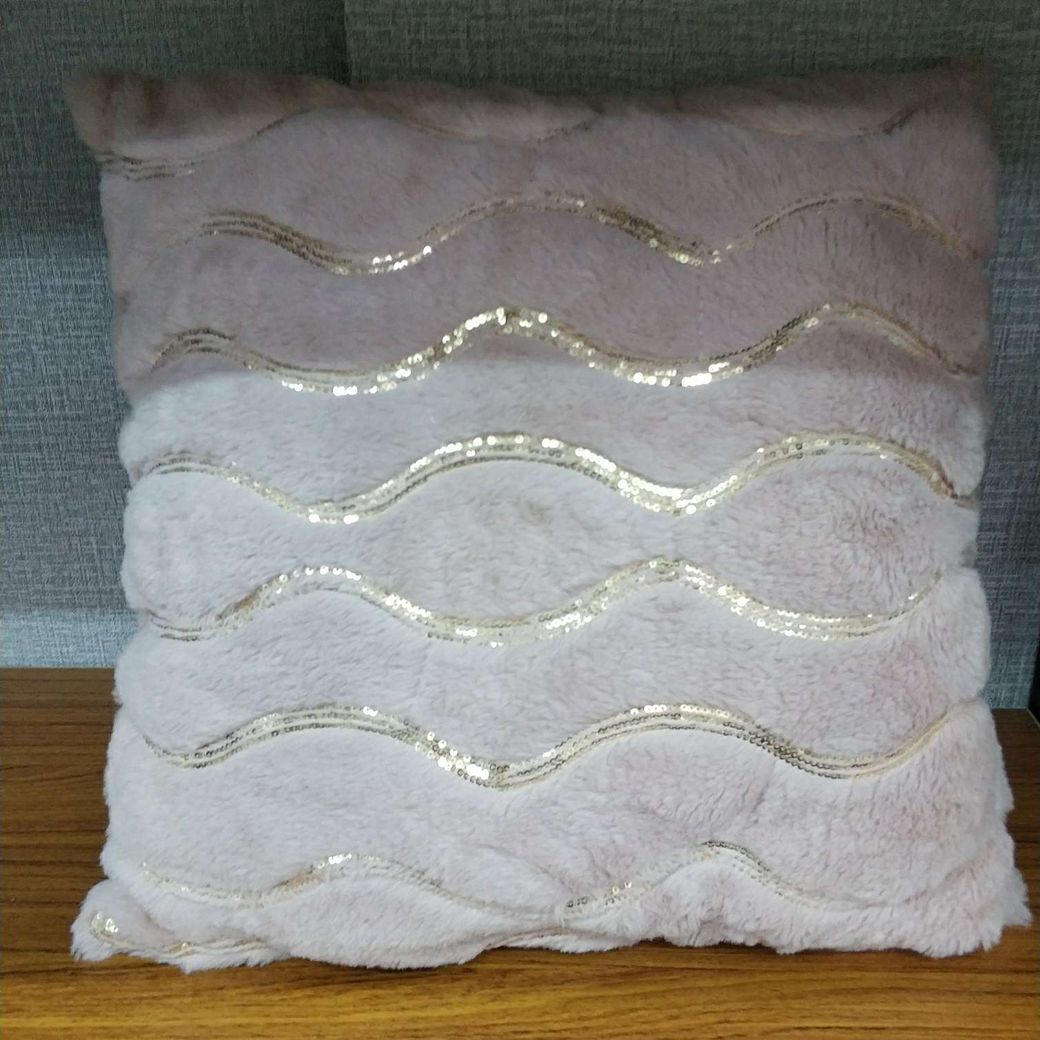 粉色毛绒金丝抱枕