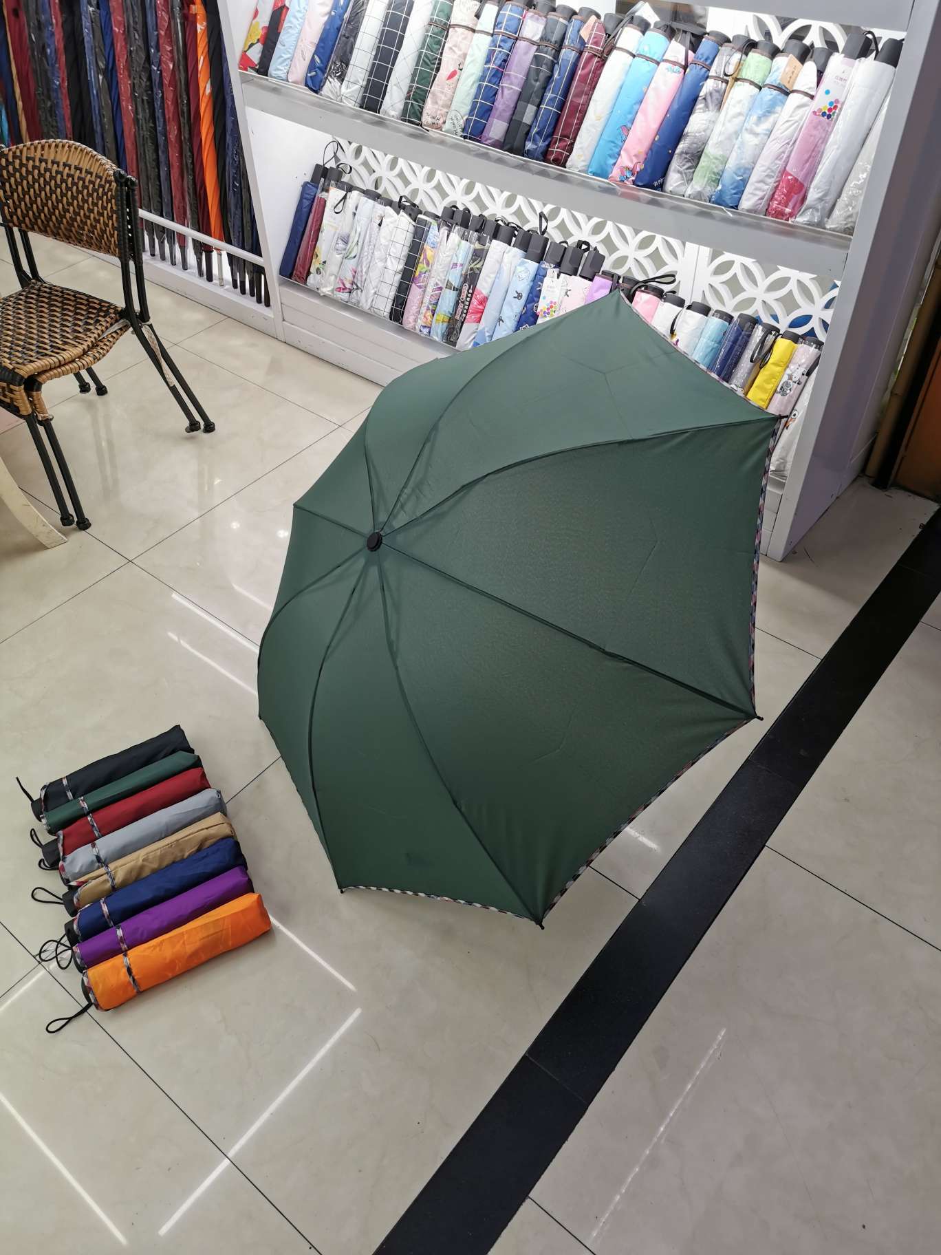 Factory direct sales of folding umbrellas, three-fold umbrellas, advertising umbrellas, and logos can be printed undefined