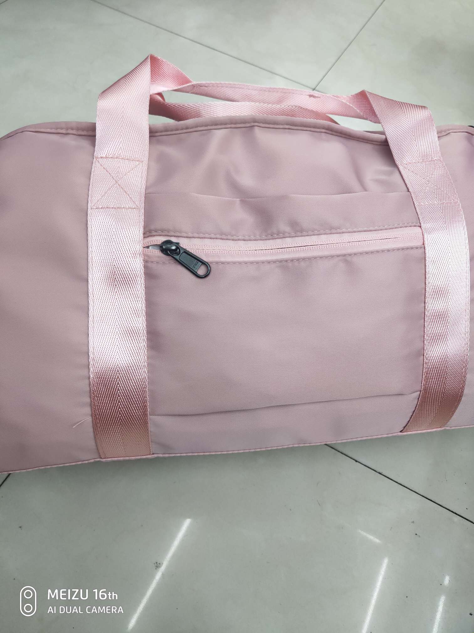 运动旅行包白底实物图