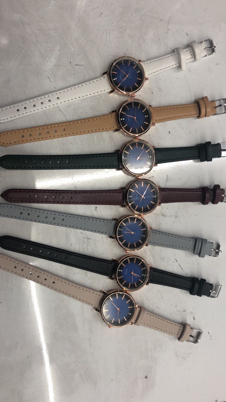Reloj de tendencia con dial azul oscuro