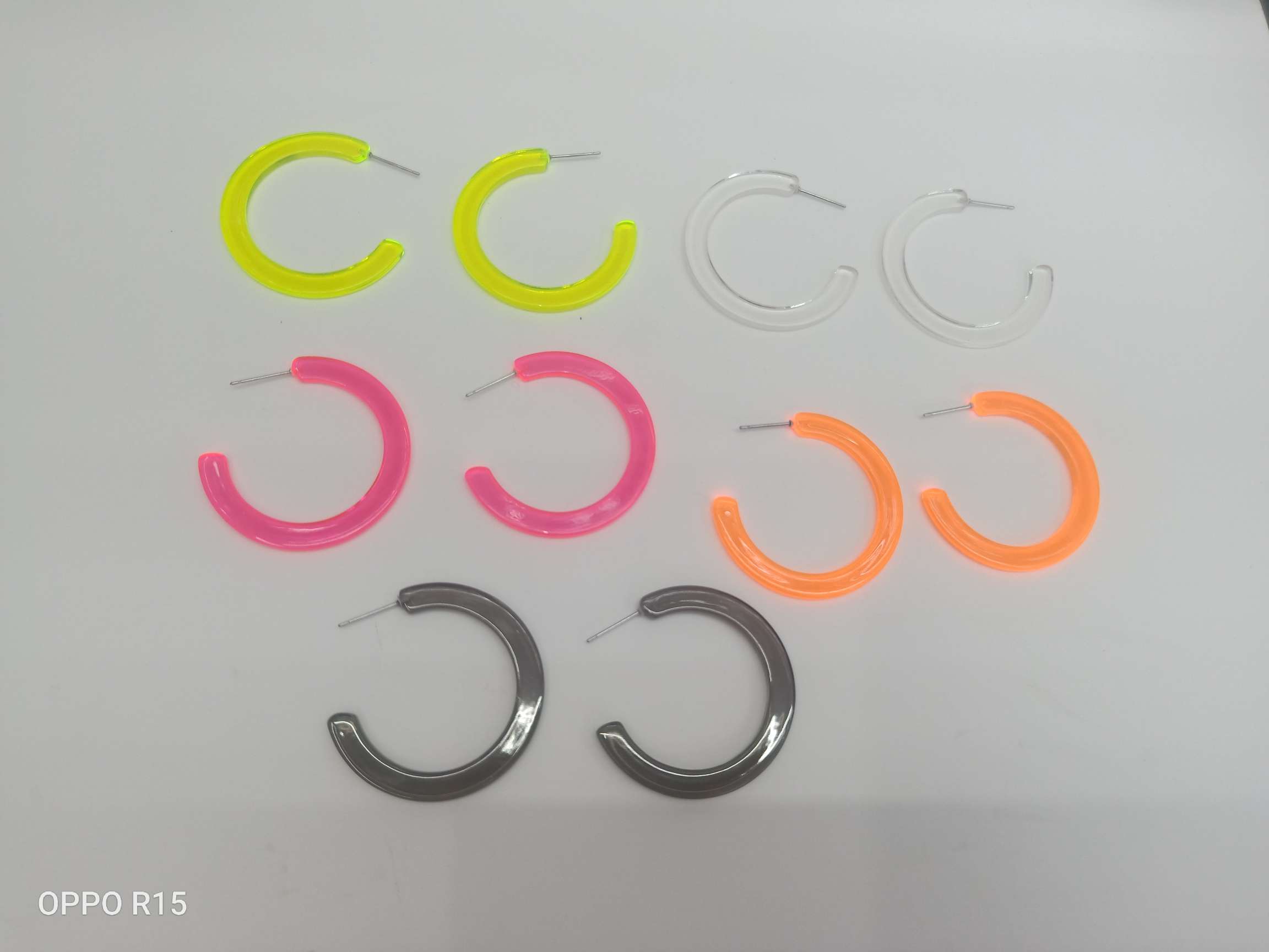 Acrylic sheet fluorescent C-shaped earrings