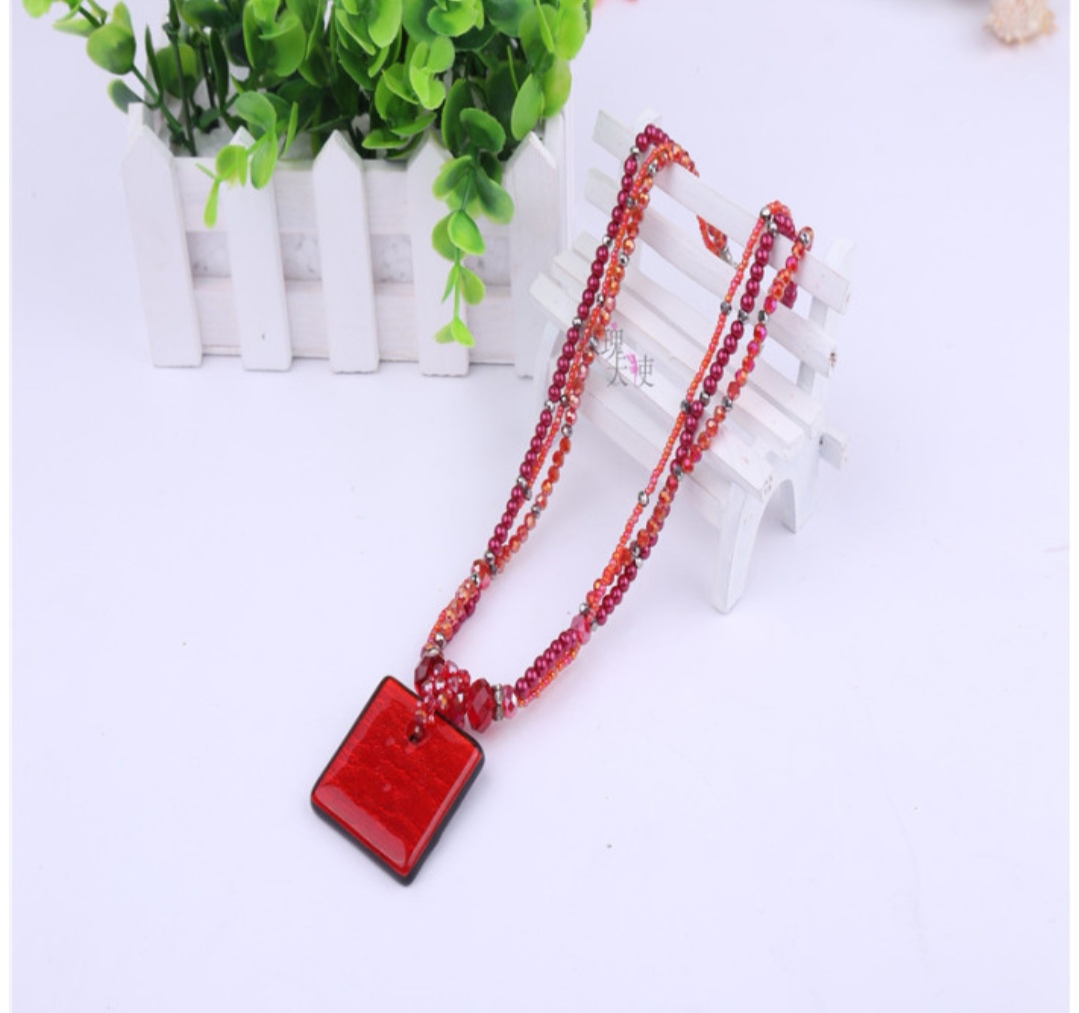 The latest popular glass crystal square necklaces, pearl necklaces and versatile collarbone chains undefined