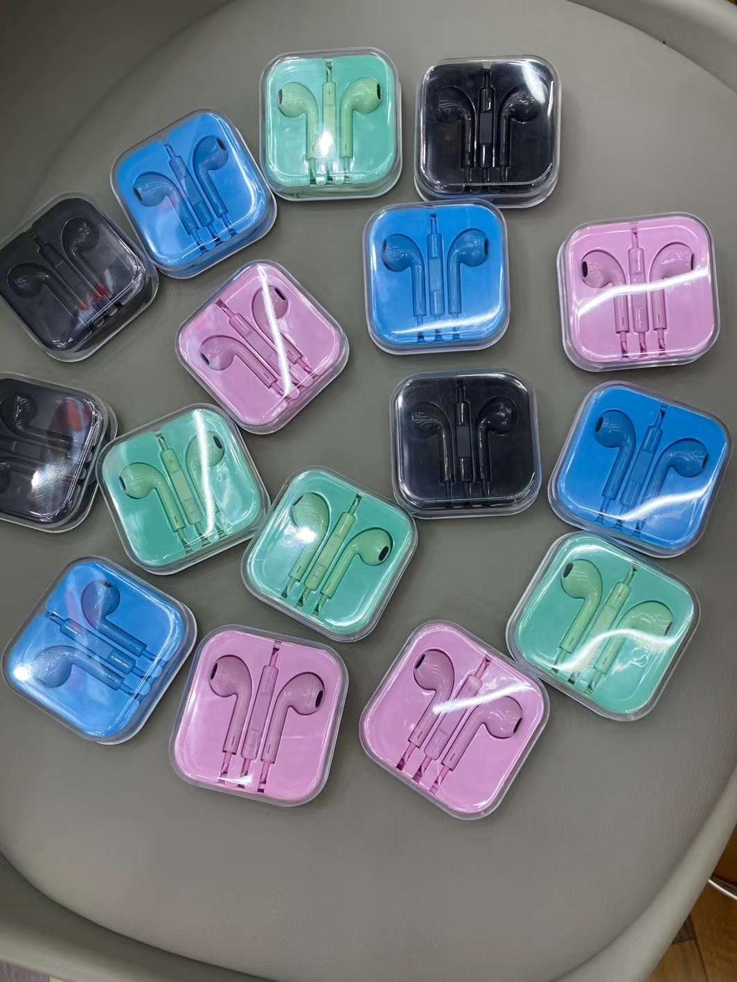 Crystal case earphone thumbnail