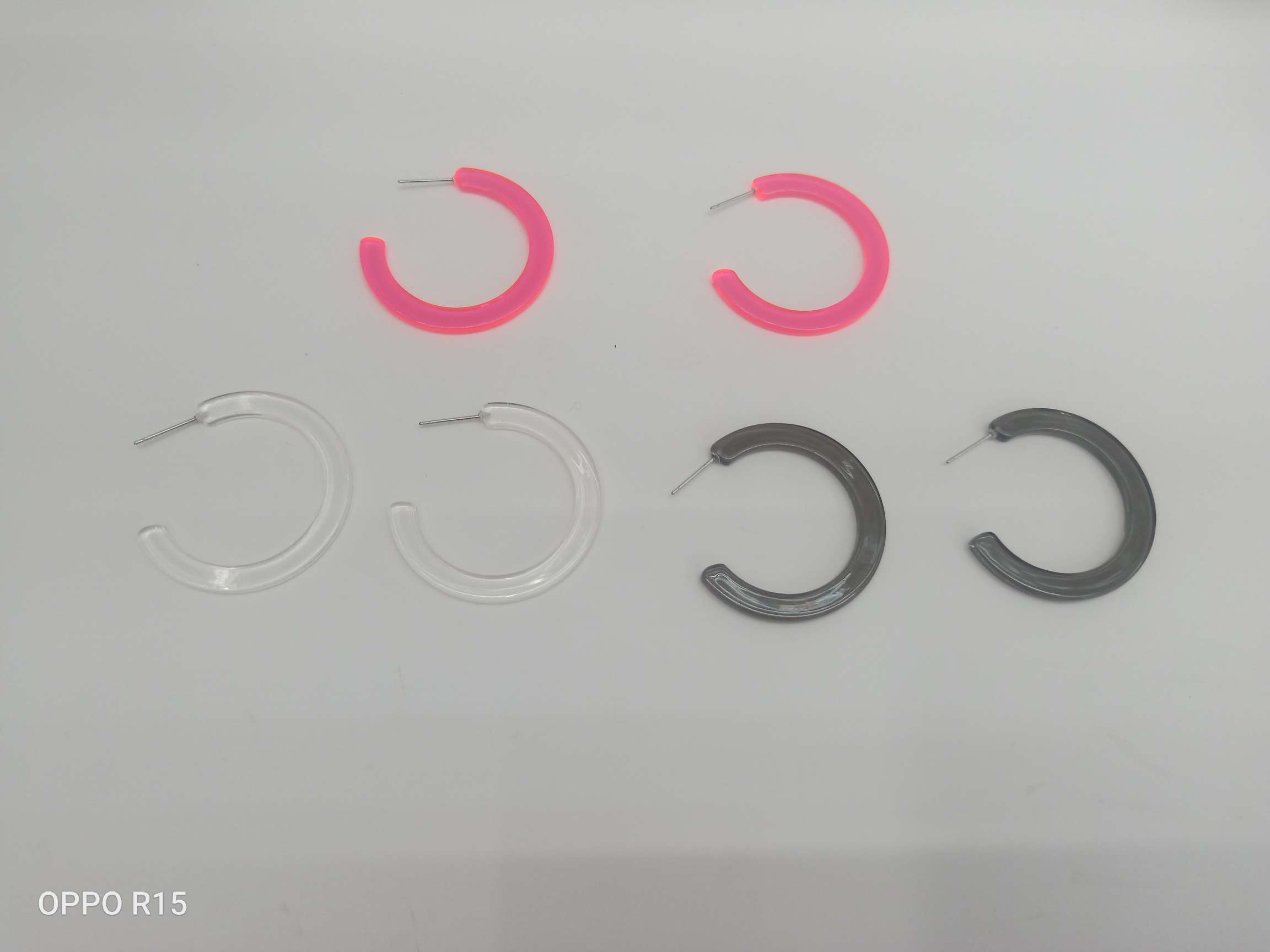 Acrylic sheet fluorescent C-shaped earrings Application Scenario