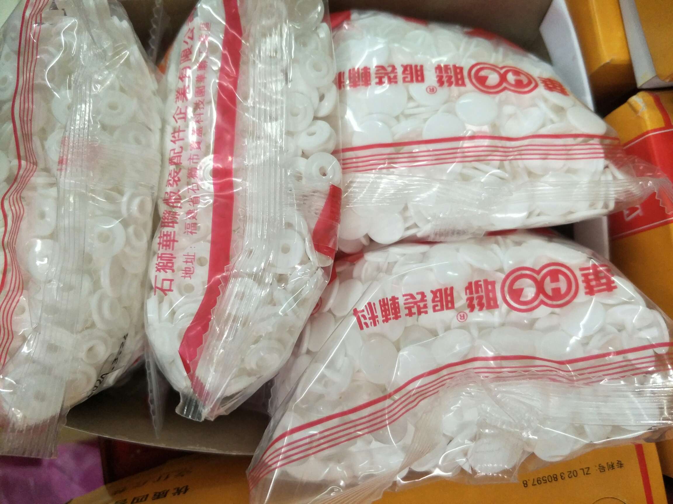Hualian Four-Button T 3 White Black In Stock details Picture