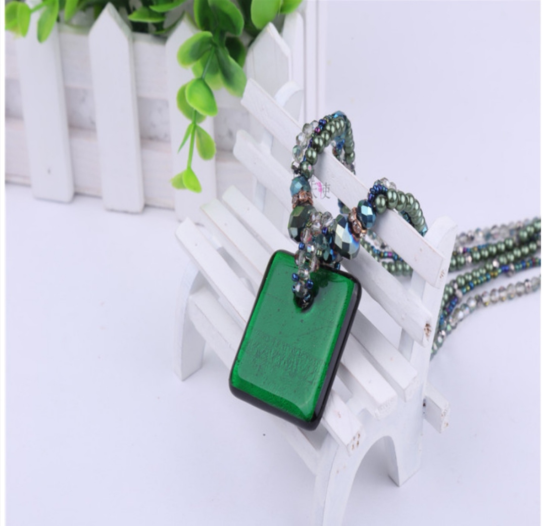 The latest popular glass crystal square necklaces, pearl necklaces and versatile collarbone chains undefined