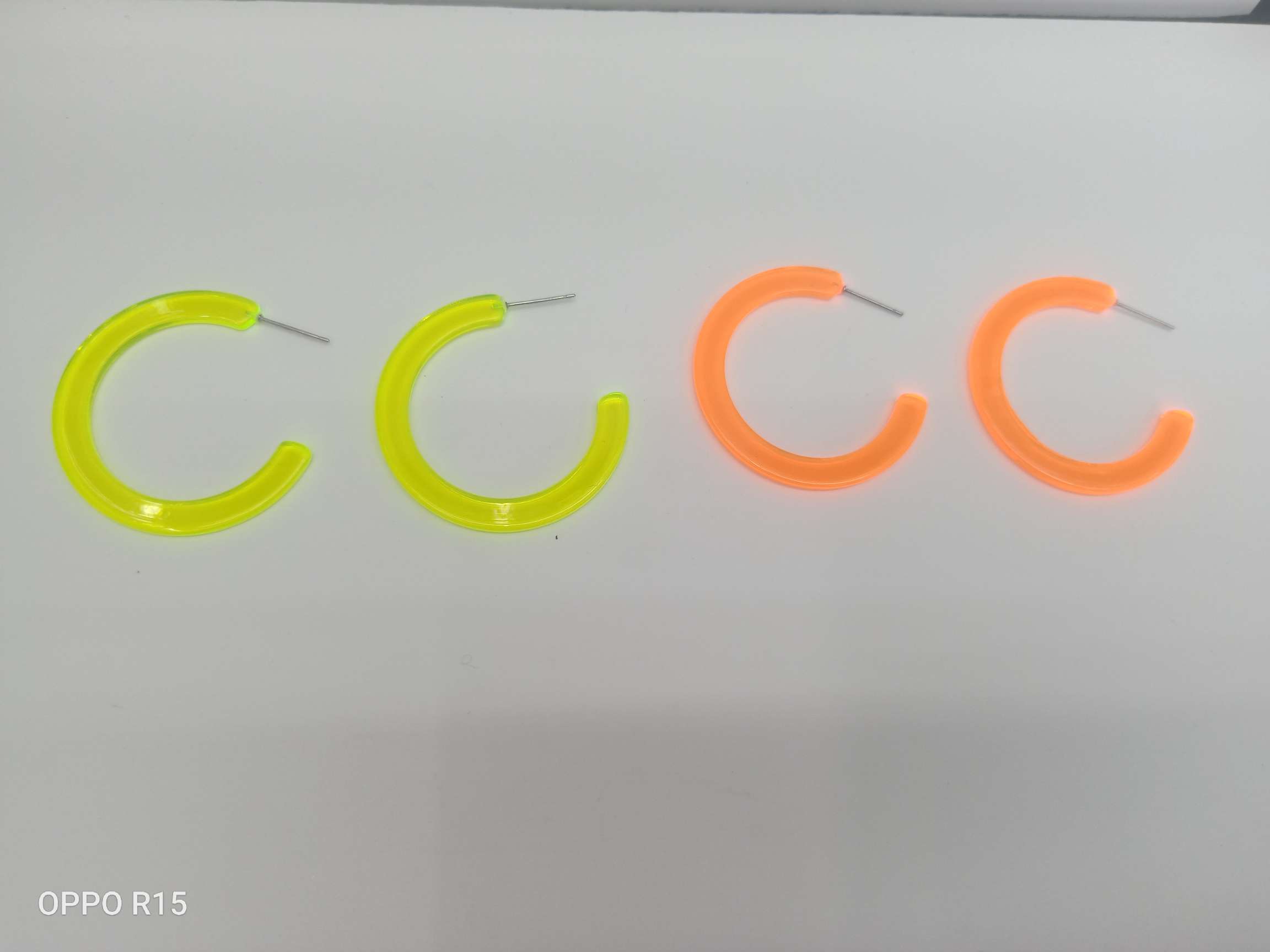 Acrylic sheet fluorescent C-shaped earrings Specification image