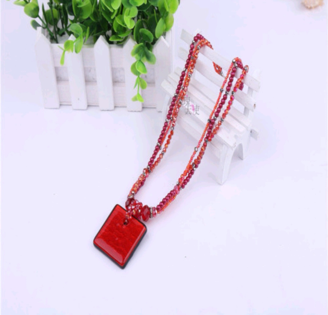 The latest popular glass crystal square necklaces, pearl necklaces and versatile collarbone chains undefined