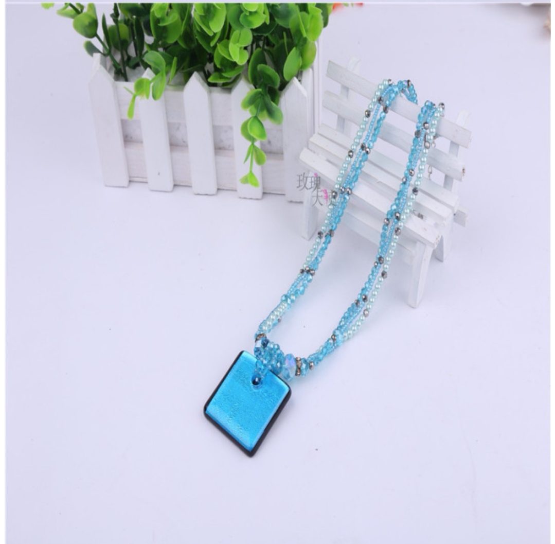 The latest popular glass crystal square necklaces, pearl necklaces and versatile collarbone chains undefined