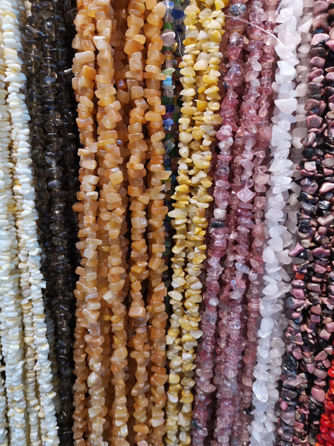 Natural crystal, agate, crushed stone, scattered beads, crushed stone crystal bracelet and necklace materials, diy jewelry accessories wholesale Application Scenario