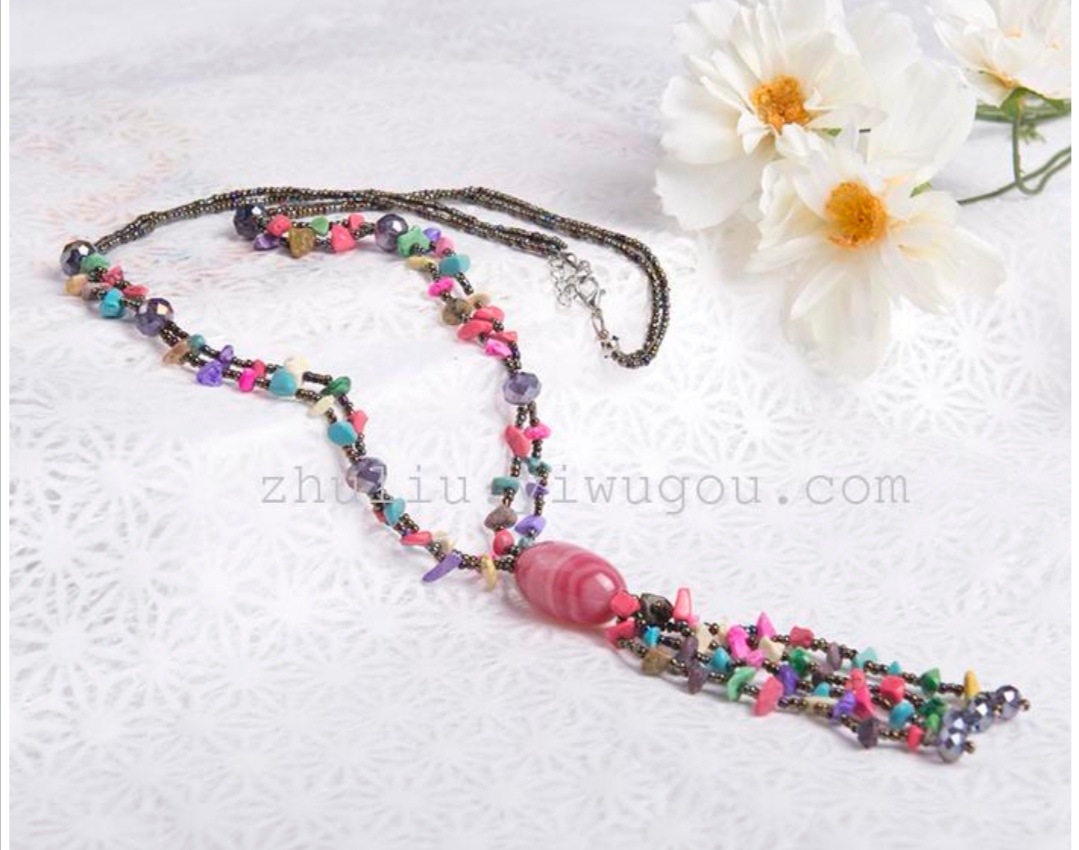 A long and fashionable sweater chain accessory with a natural agate crystal necklace is versatile Application Scenario