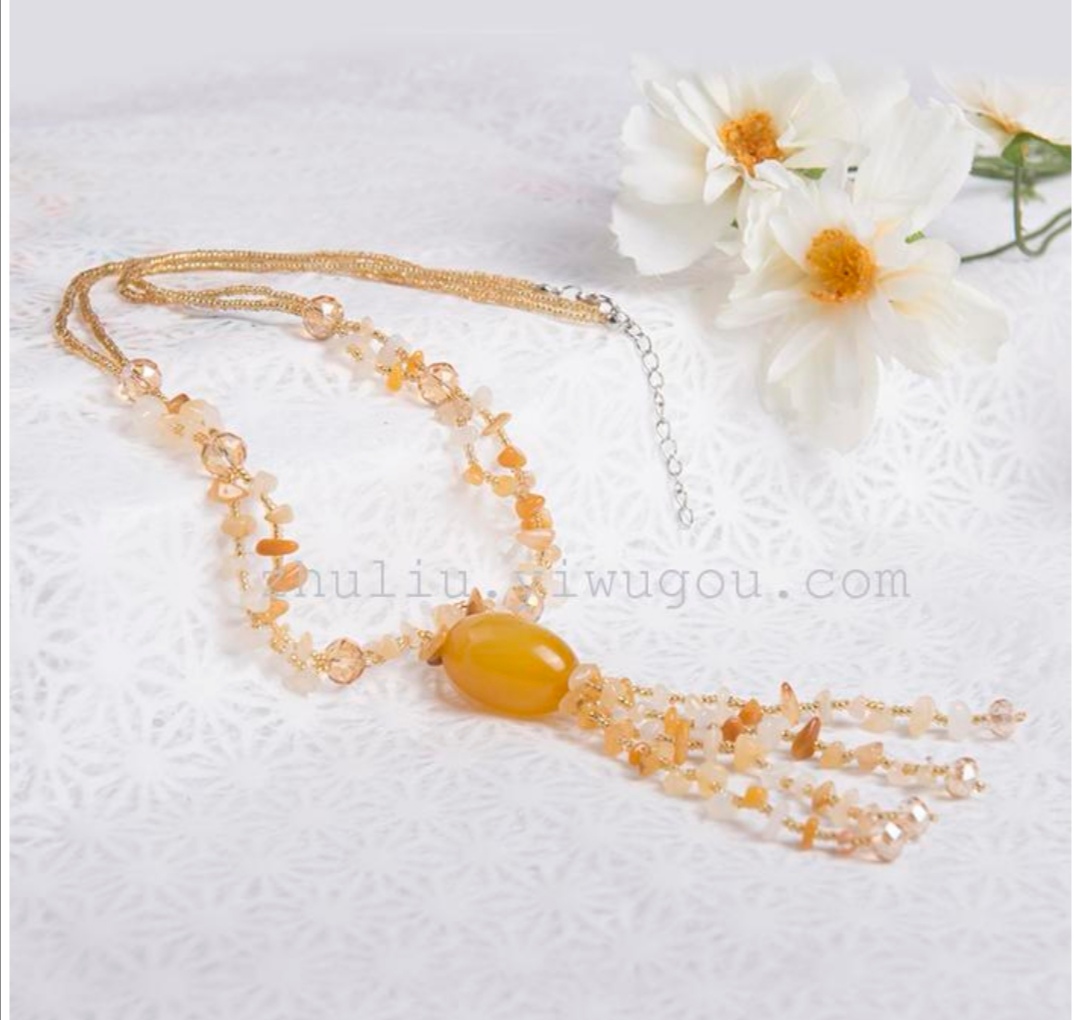 A long and fashionable sweater chain accessory with a natural agate crystal necklace is versatile details Picture
