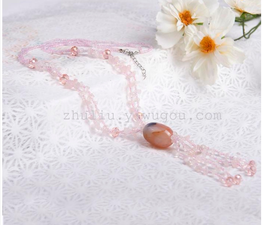 A long and fashionable sweater chain accessory with a natural agate crystal necklace is versatile Item Picture