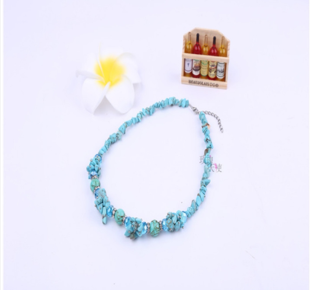 New European and American style luxurious crystal short chain, versatile and personalized long sweater chain collarbone chain Application Scenario