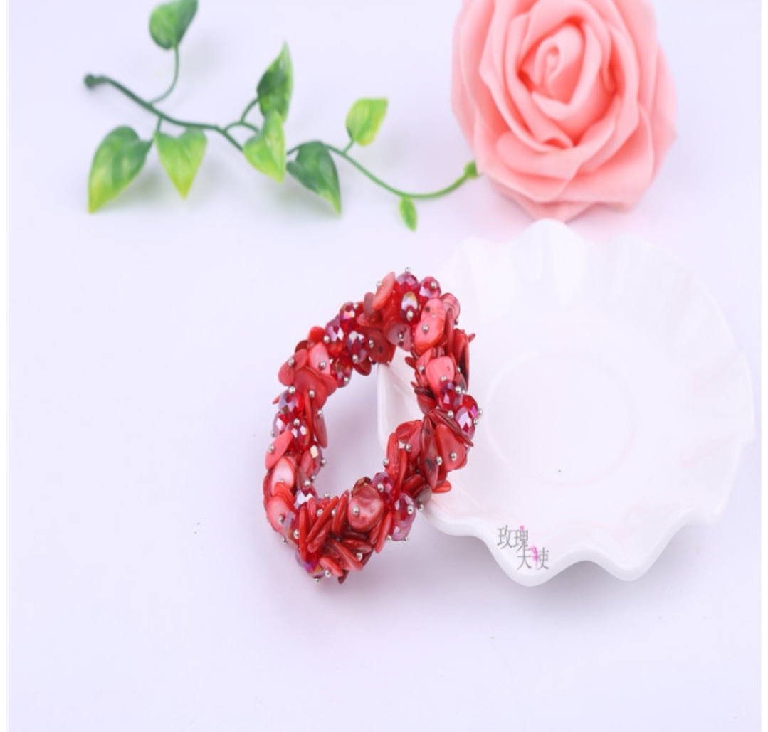 Irregular bracelet, artistic and fresh crystal bracelet, shell bracelet, ladies' accessories Application Scenario