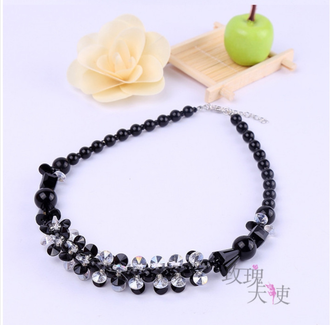Rose Angel Original Korean jewelry, handcrafted crystal woven flower agate necklace, fashionable and versatile collarbone chain for women Application Scenario