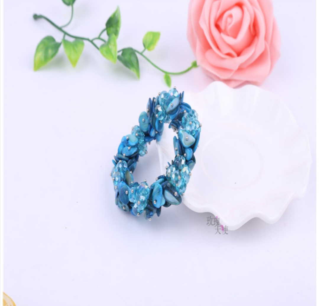Irregular bracelet, artistic and fresh crystal bracelet, shell bracelet, ladies' accessories details Picture