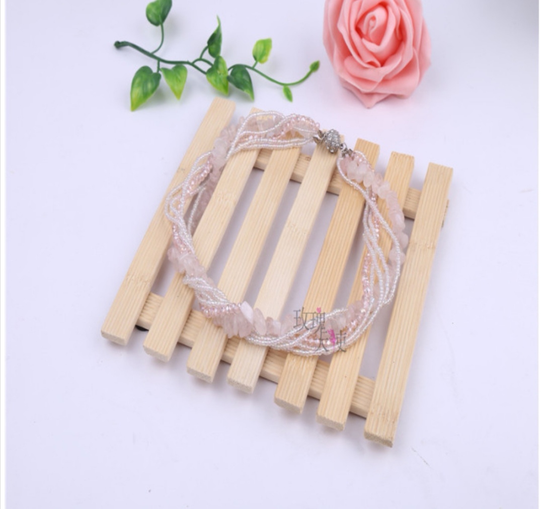 Pomixia multi-layer rice bead necklace, crystal natural stone collarbone chain Application Scenario