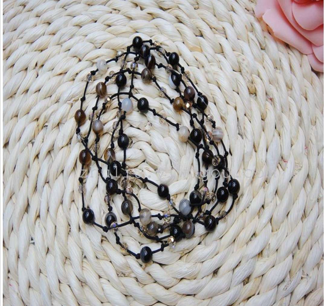 Bohemian multi-layer agate crystal short necklace, women's fashionable dress accessory, versatile retro gift for women Application Scenario
