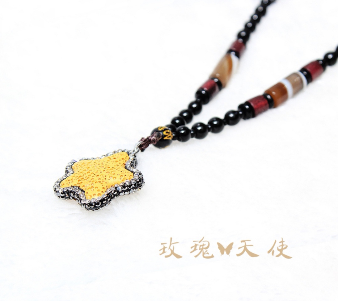 Retro and versatile accessories for women, long volcanic stone star pendant, sweater chain, necklace wholesale, cotton and linen clothing decoration Application Scenario
