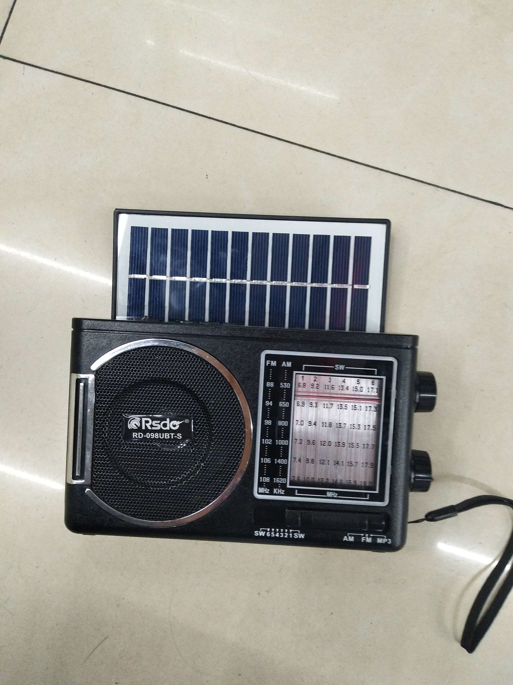 Rd098ubt-s radio with Bluetooth and solar power thumbnail