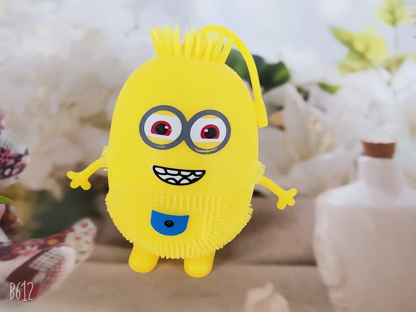 中号软胶球毛毛球炫彩亮灯小黄人！！