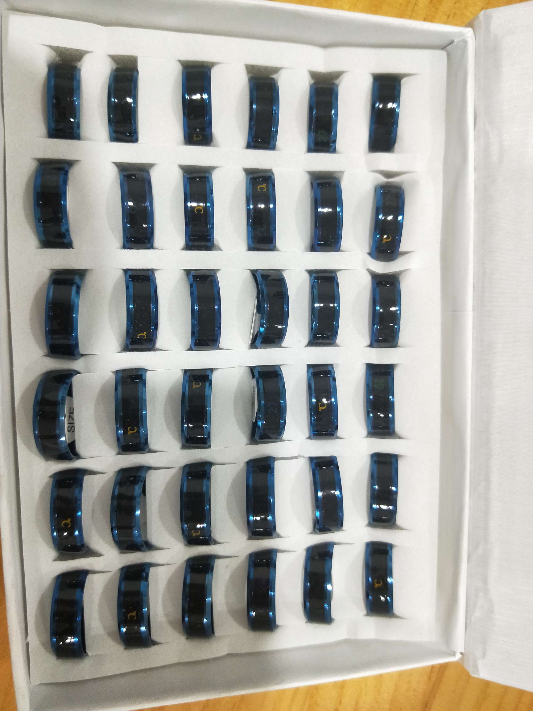 8mm 内弧两斜边体感温度戒 镀蓝晶赞饰品