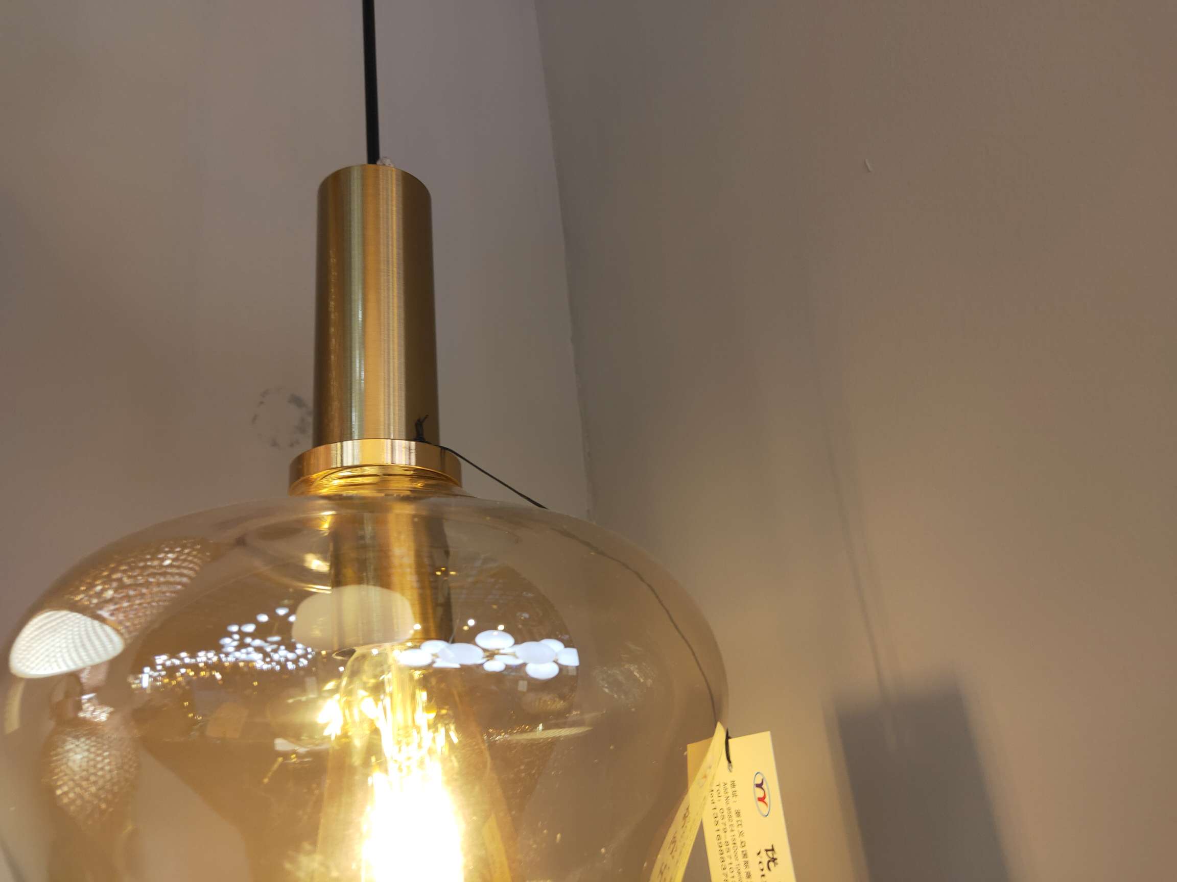 Decorative lighting fixtures, craft lighting fixtures, and dining pendants are suitable for decorating stores, restaurants, bars, and clothing stores. details Picture