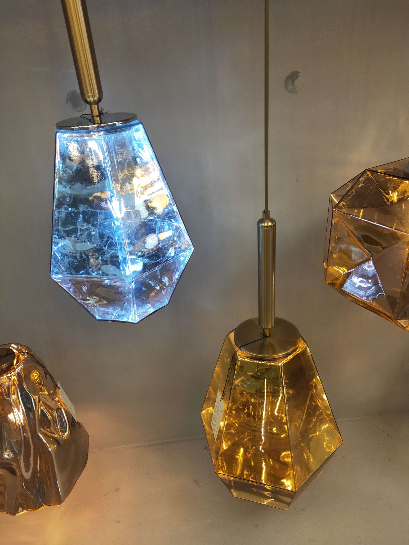 Decorative lighting fixtures, craft lighting fixtures, and dining pendants are suitable for decorating stores, restaurants, bars, and clothing stores. details Picture